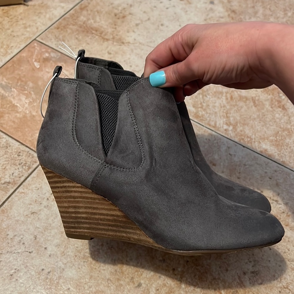 EUC Womens Grey Ankle Boots Wedge Bootoes Grey Size 8 by Report